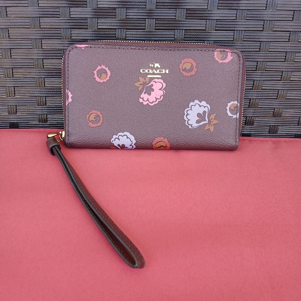 Coach Slim Accordian Zip Around Wallet With Poppy Floral.